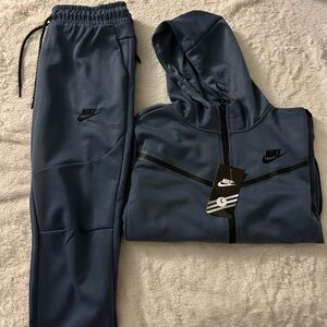 Brand new NIKE jogger. Kids size Lg in boys. Still has the tags on. Navy Blue